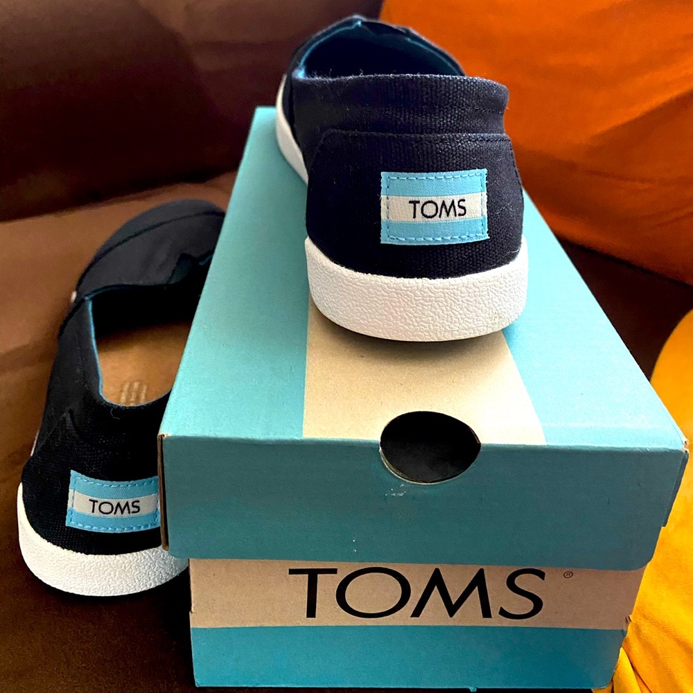 Brand New Toms Avalon- 8.5 in box.